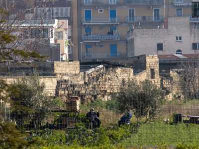 Uno spazio verde che giace all�ombra di ponti, ex tribunali e palazzoni: ennesimo contrasto di un�area �irrisolta� della citt� di Bari